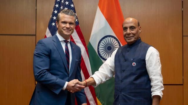 India and the US establish a ten-year defence agreement.