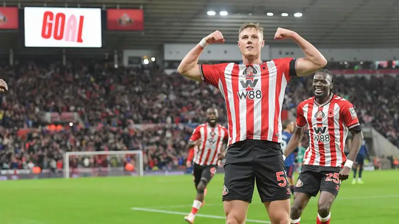 A 2-2 draw at Sunderland ended Arsenal's ten-game winning streak.