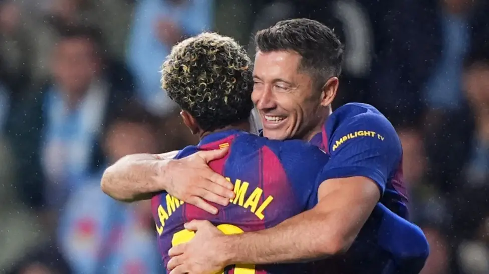 Barcelona defeats Celta Vigo 4-2 thanks to a hat-trick from Lewandowski.