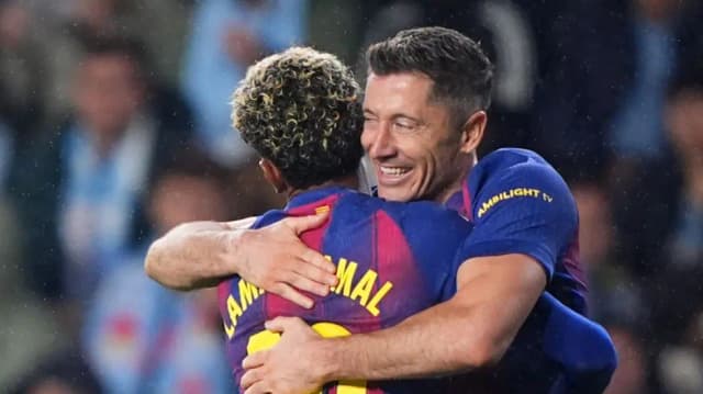 Barcelona defeats Celta Vigo 4-2 thanks to a hat-trick from Lewandowski.